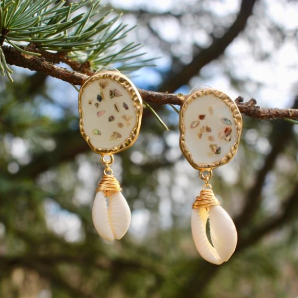 New Gold Crushed Shell Button Shell Drop Earrings - Picture 6 of 11